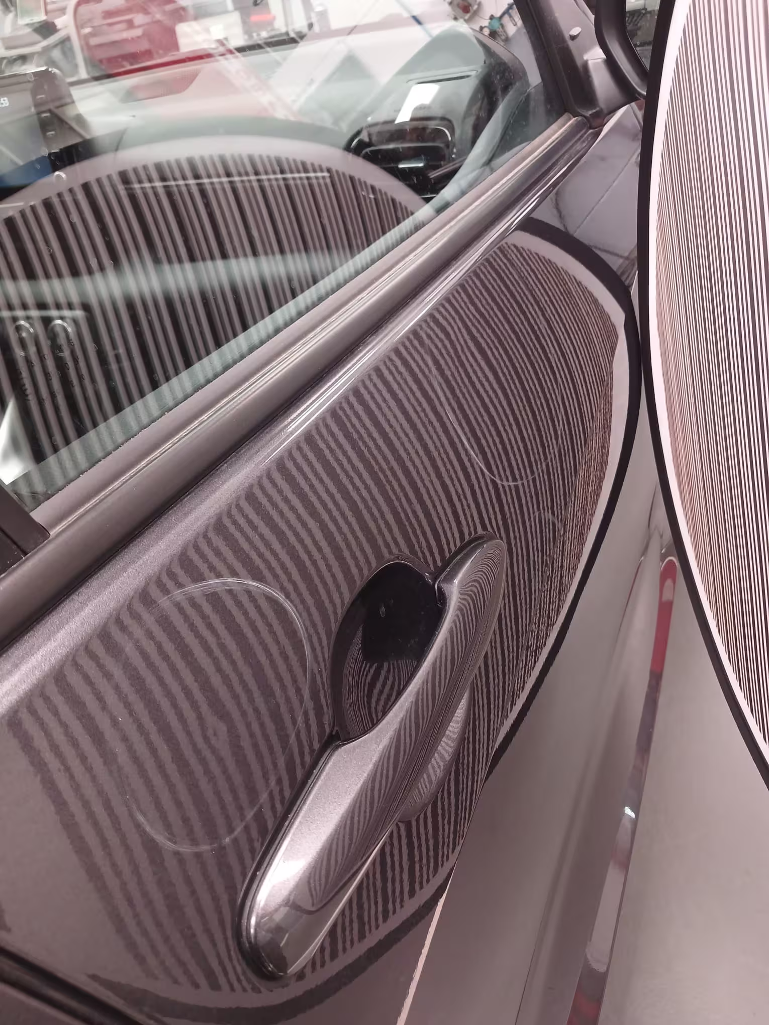 Antes: abolladura visible junto a la maneta en puerta lateral