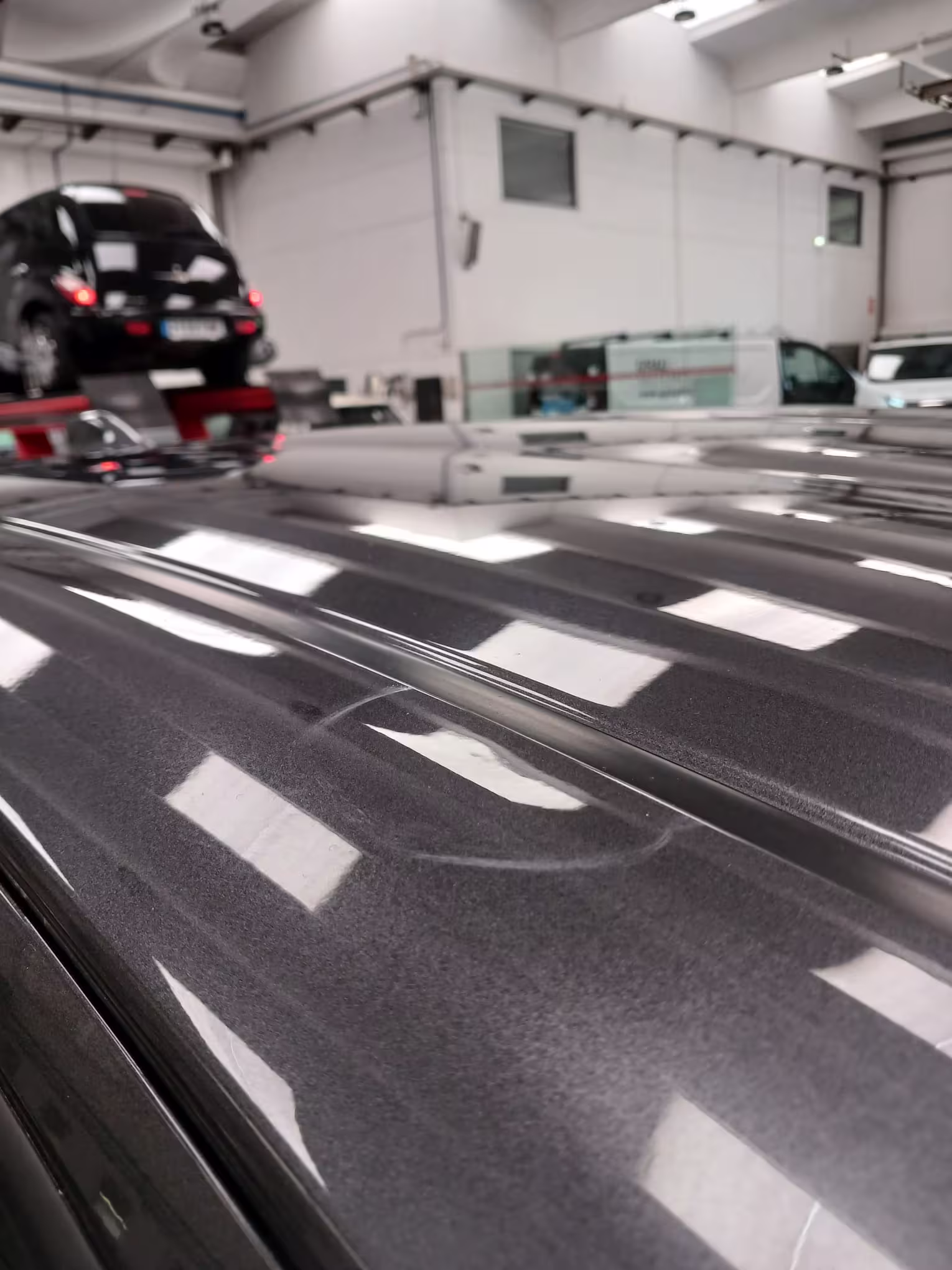 Antes: múltiples marcas y ondulaciones en techo del vehículo