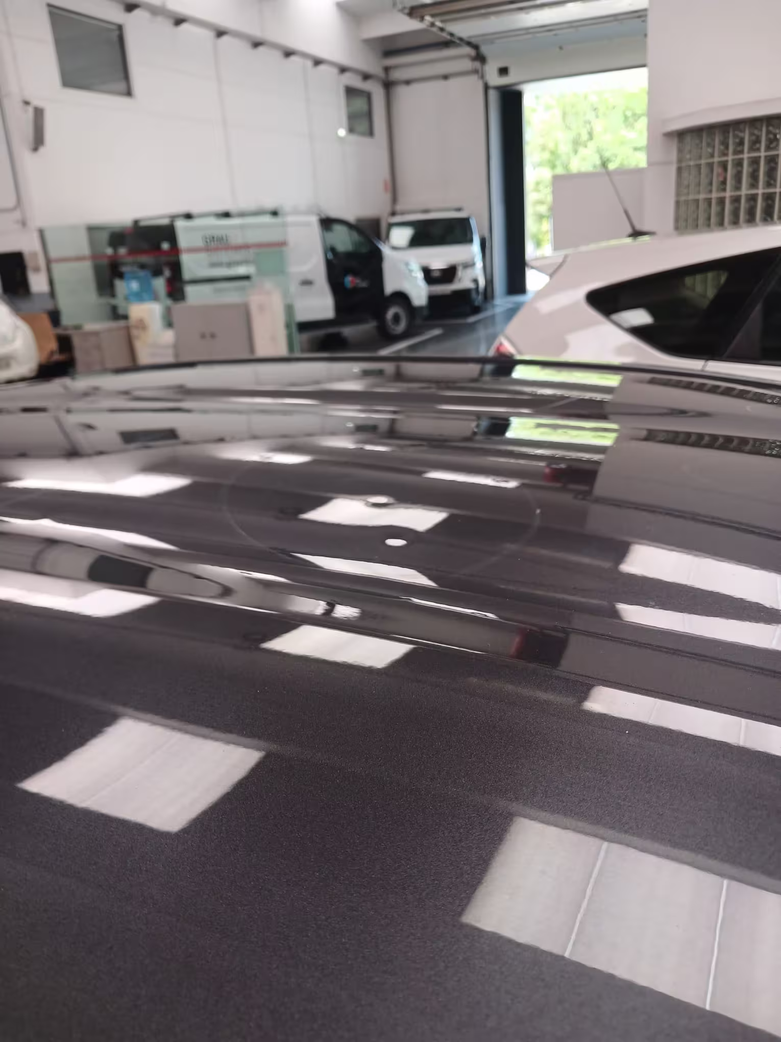 Después: acabado uniforme del mismo coche tras reparación PDR