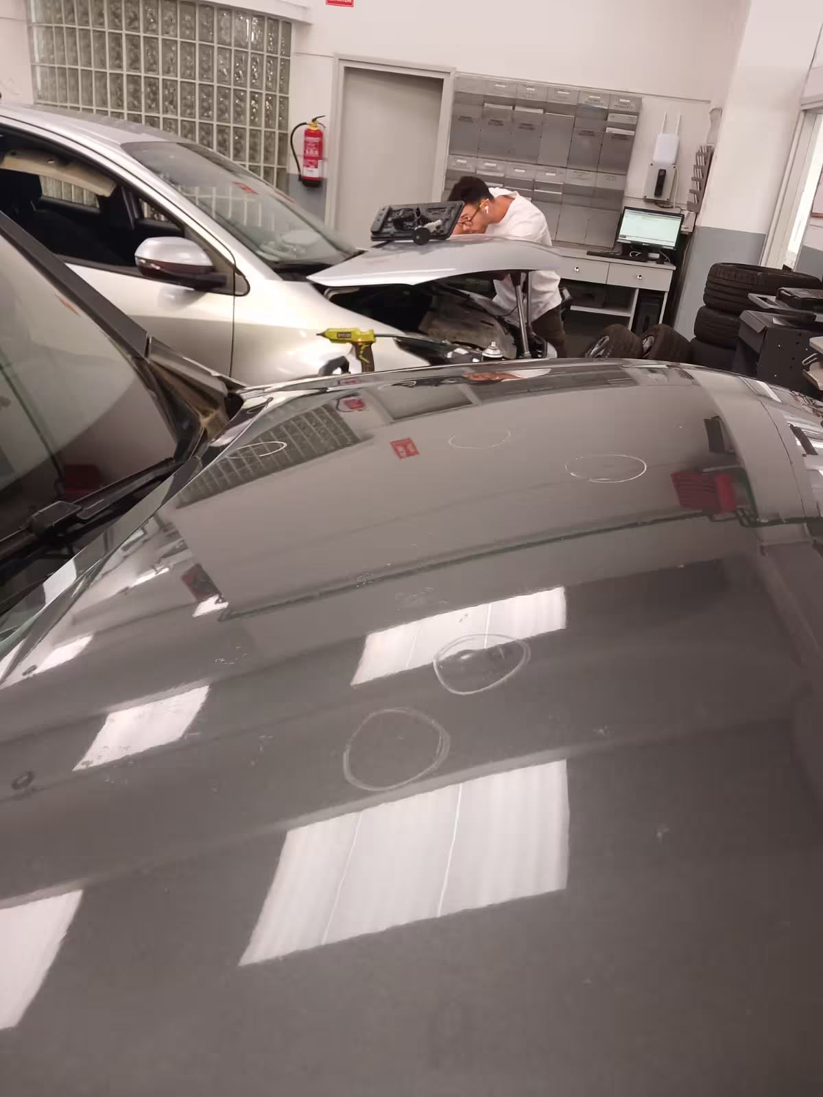 Técnico PDR senior trabajando en reparación de panel lateral