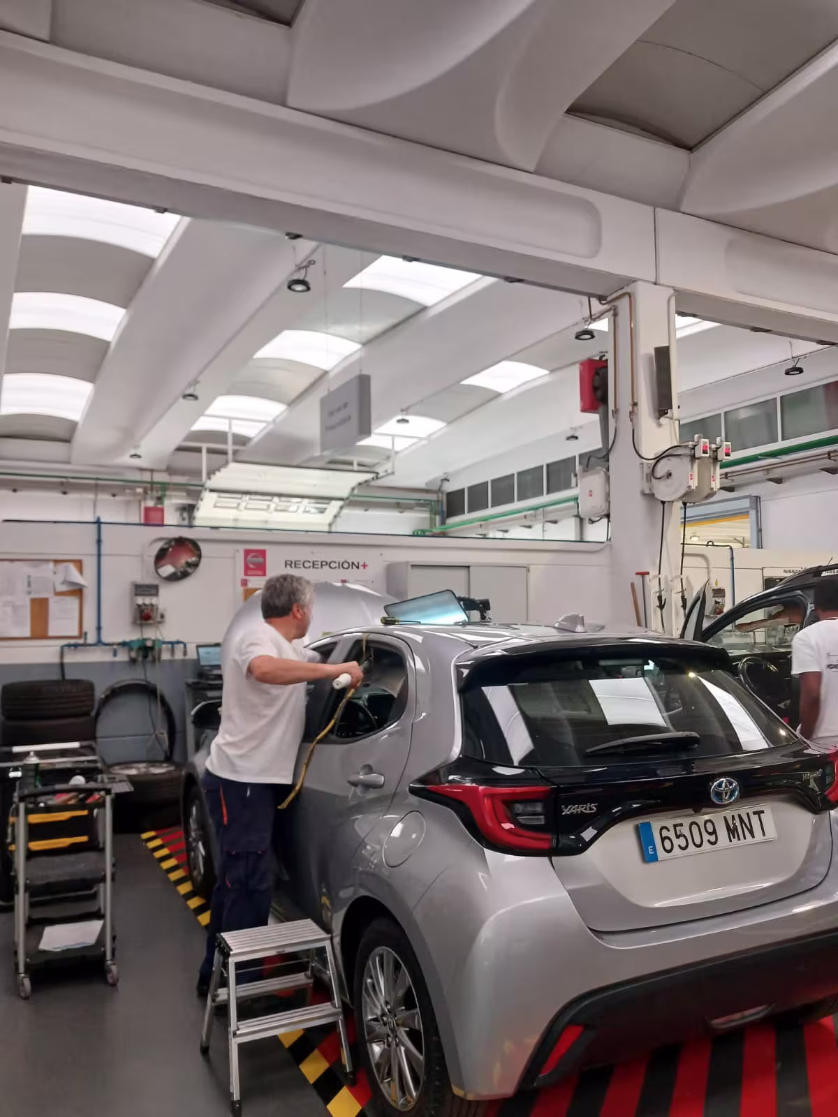 Técnico PDR senior en intervención sobre vehículo gris