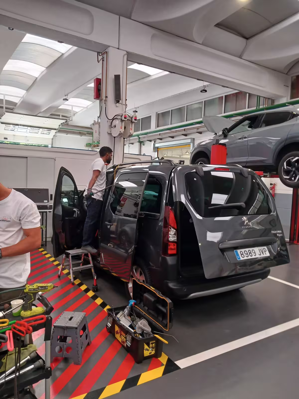 Técnico de producción en reparación de panel lateral