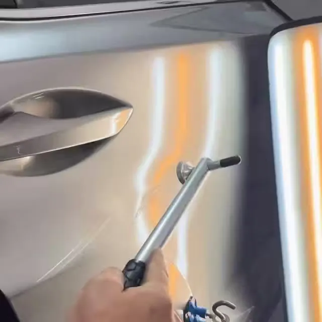 Técnico trabajando con luz de reflejo