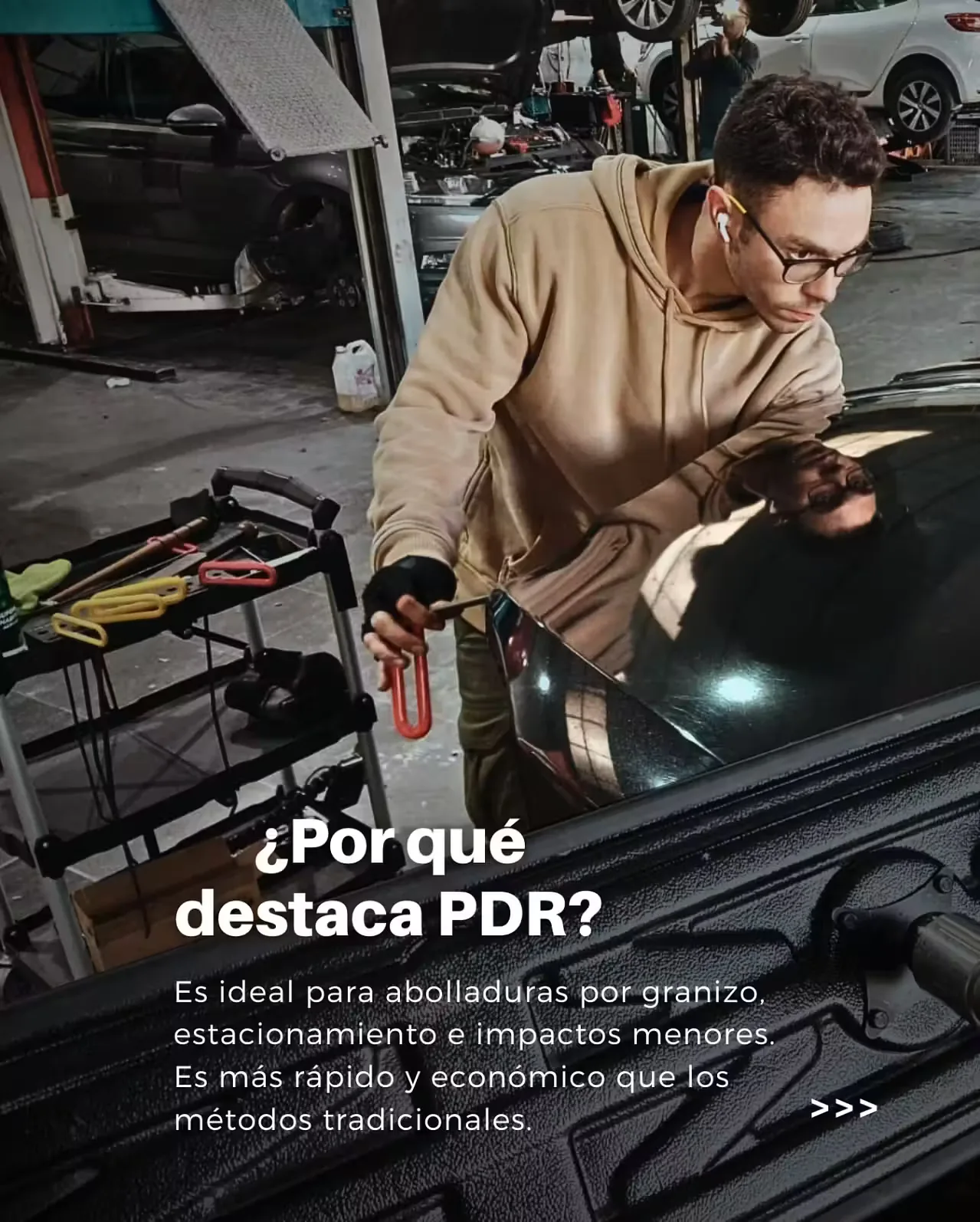 Antes: técnico revisando panel trasero con herramientas PDR