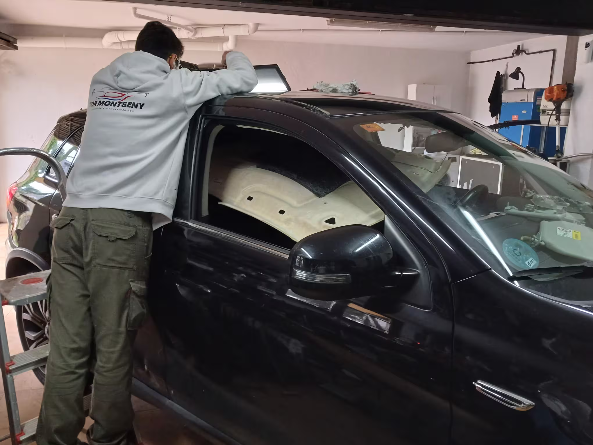 Taller con varios vehículos en proceso